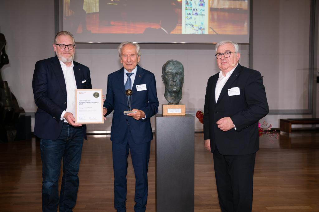 Prof. Dr. August-Wilhelm Scheer bei der Auszeichnung der Rudolf-Diesel-Medaille