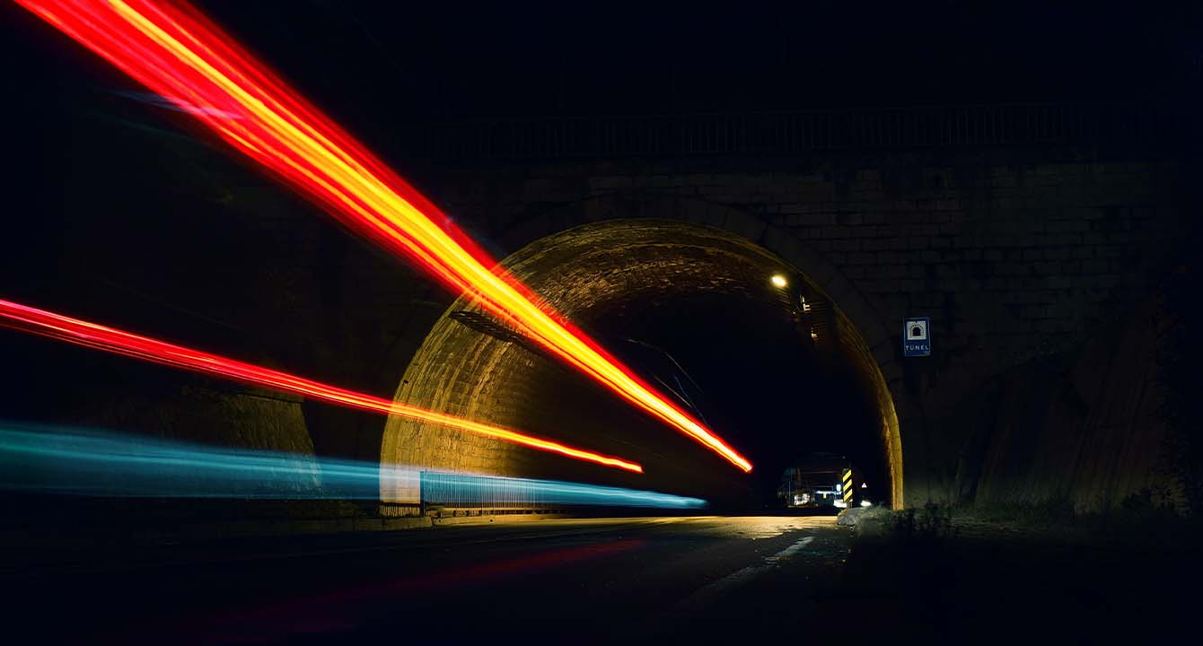 Tunnel mit Licht als Zeichen für eine schnelle Transformation für SAP S/4HANA